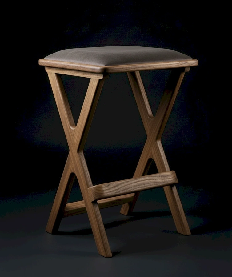 Дизайнерский барный табурет из массива дерева с серым мягким сиденьем и х-образными ножками, вид анфас