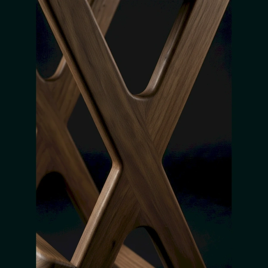 Крупный план Х-образных ножек и перекладины барного табурета из натурального дерева