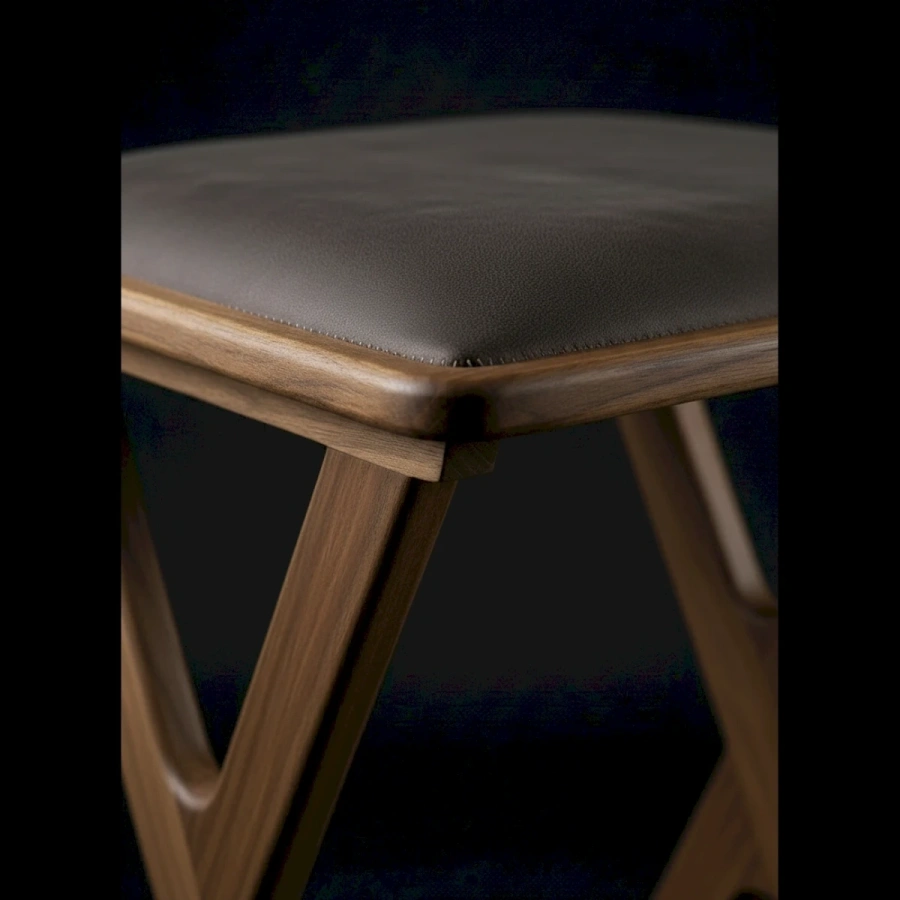 Крупный план прямоугольного мягкого сиденья табурета со скругленными углами, обитого серой экокожей