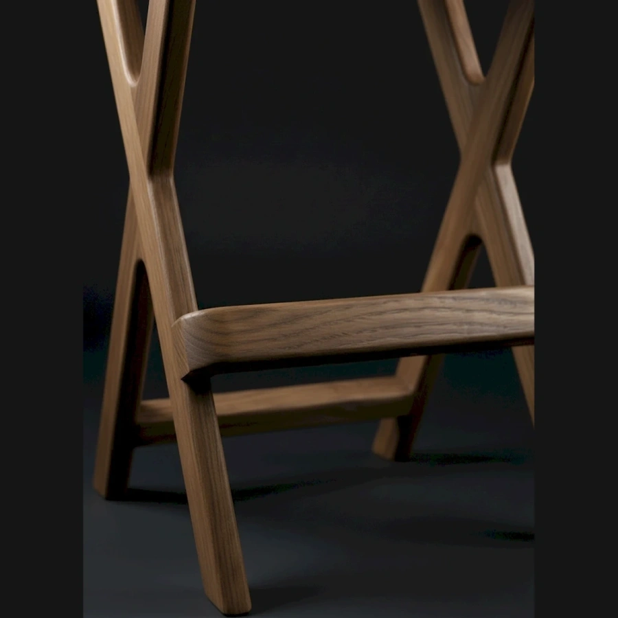 Фактура и текстура массива дерева на ножках барного табурета, натуральная отделка