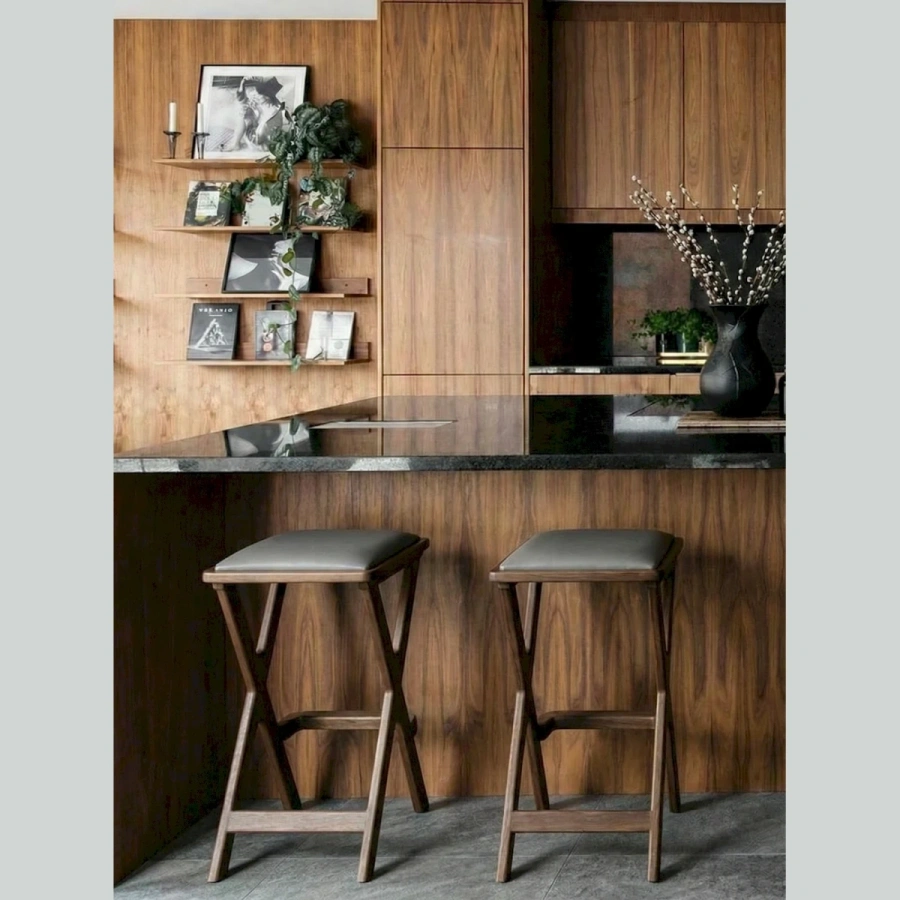 Деревянный барный табурет у кухонного острова в светлом интерьере скандинавского стиля