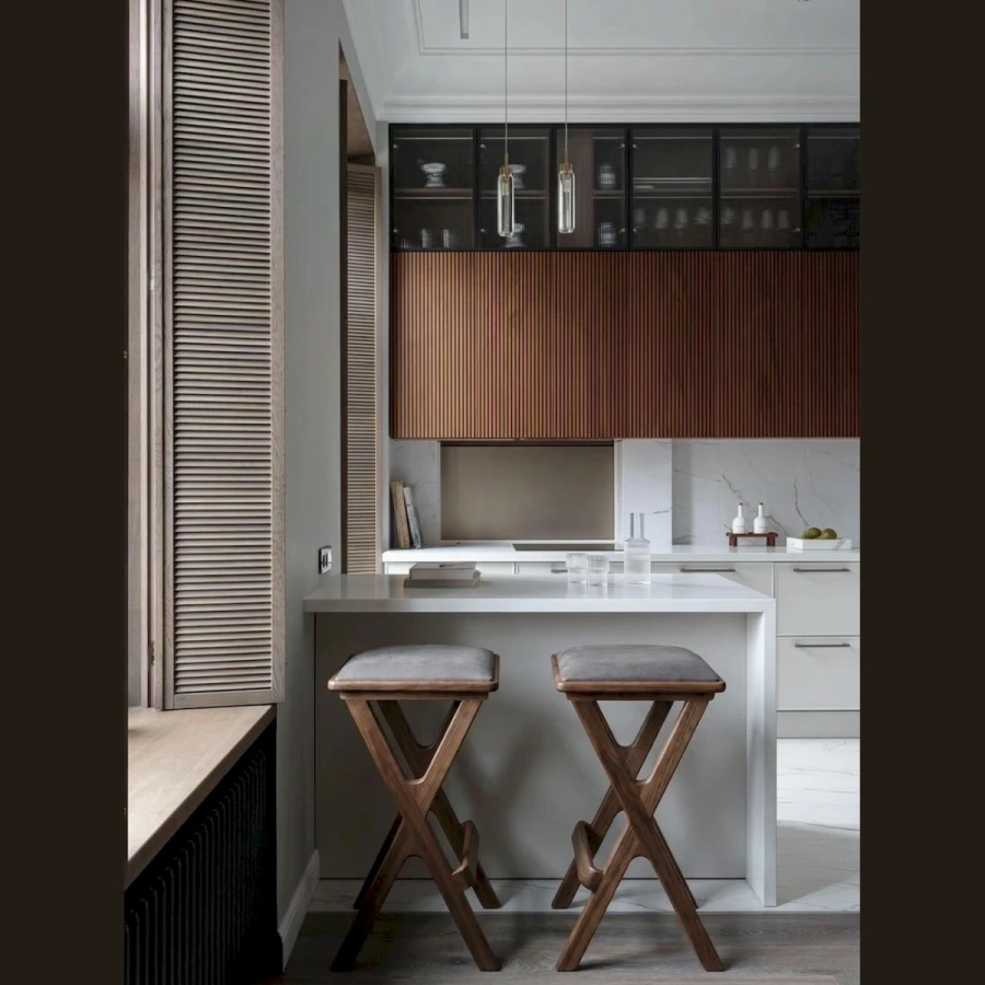 Пара деревянных барных табуретов у барной стойки в современной минималистичной гостиной-столовой
