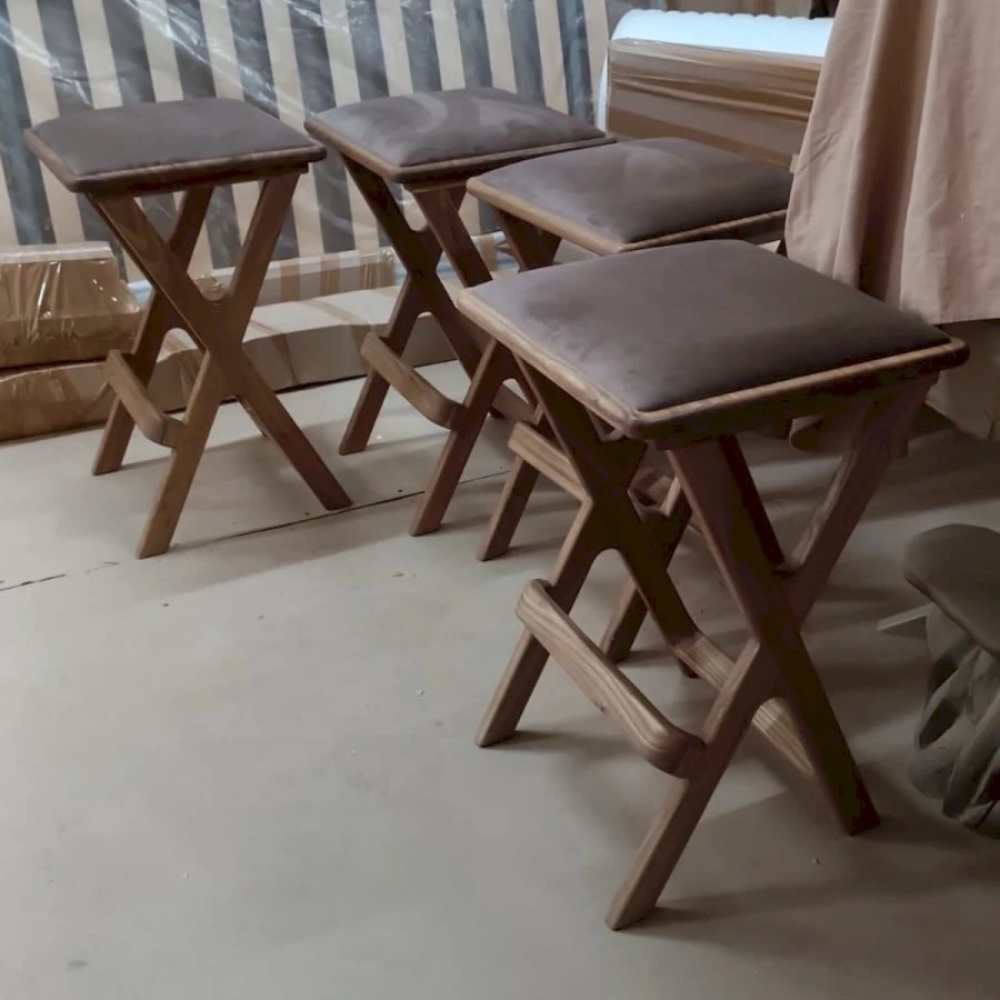 1252-534-proizvodstvo-barnyh-taburetok-iz-dereva-s-h-obraznymi-nozhkami-03