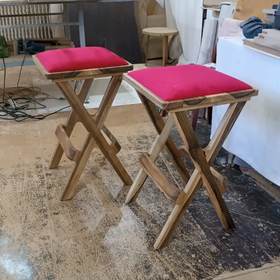 1252-534-proizvodstvo-barnyh-taburetok-iz-dereva-s-h-obraznymi-nozhkami-04