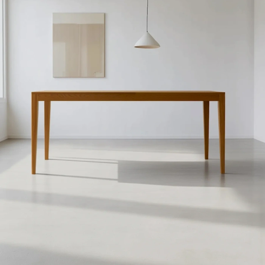 Строгие минималистичные формы стола Cosmo