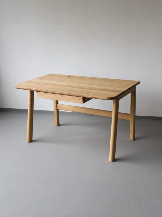 Письменный стол из массива дуба с выдвижным ящиком в интерьере домашнего кабинета.