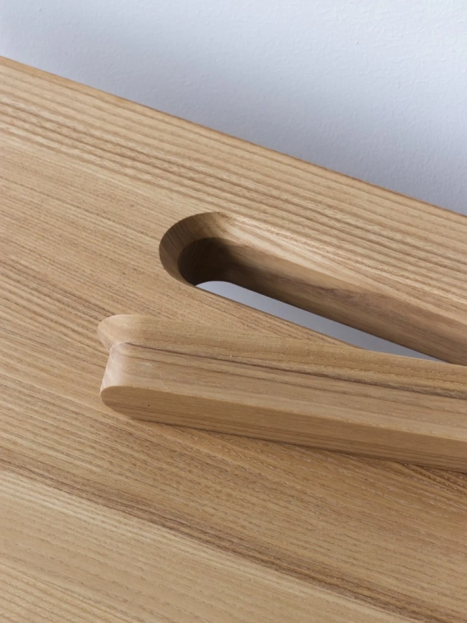 Деревянная заглушка для кабель-канала стола Труд, выполненная из того же массива, что и стол