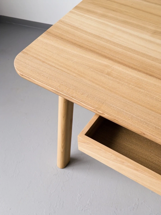 Вместительный выдвижной ящик стола Труд с ручкой из массива дерева, открытый вид.