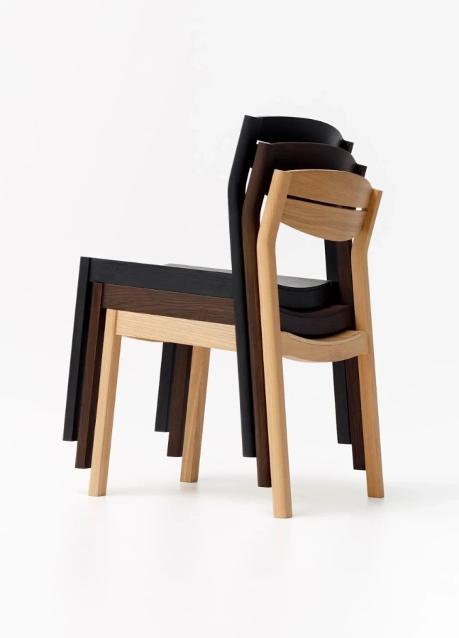 Несколько стульев Луг черные сложены в штабель, демонстрация хранения