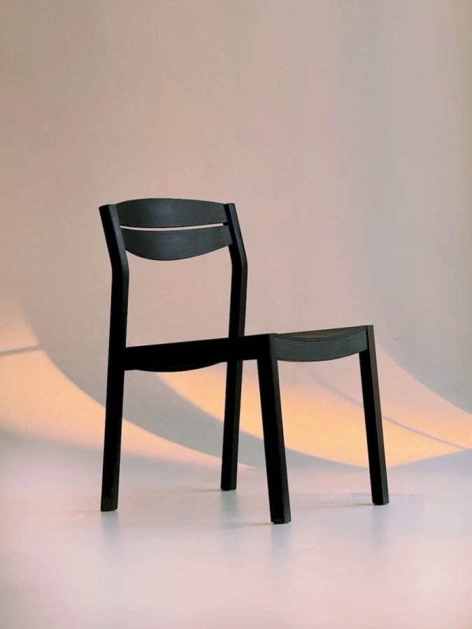 Деревянный стул Луг черный, минималистичный дизайн, вид спереди