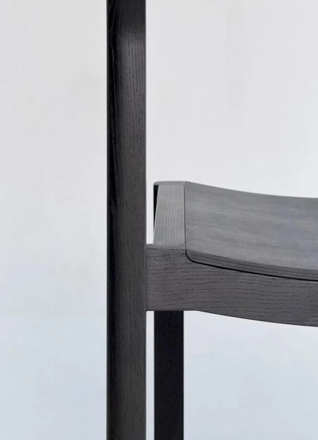 Крупный план текстуры массива дерева и качества обработки и сборки стула Луг