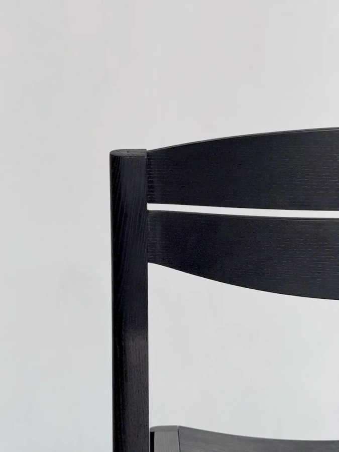 Крупный план эргономичной спинки и деревянного сиденья стула Луг