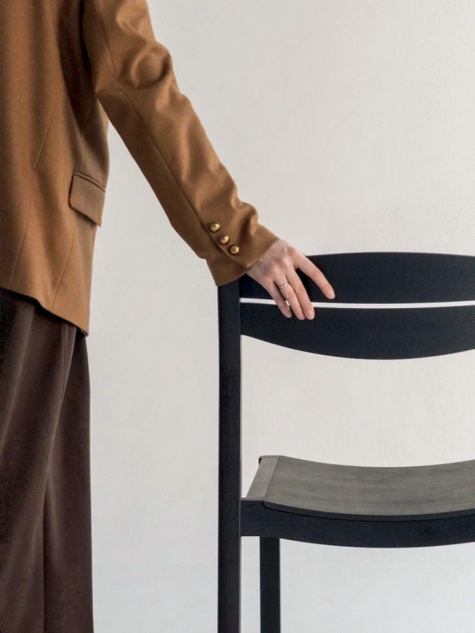 Модель стула Луг черный с декоративным овальным вырезом в спинке