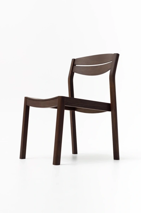 Стул Луг кофейного цвета из массива дерева с изогнутой спинкой на светлом фоне