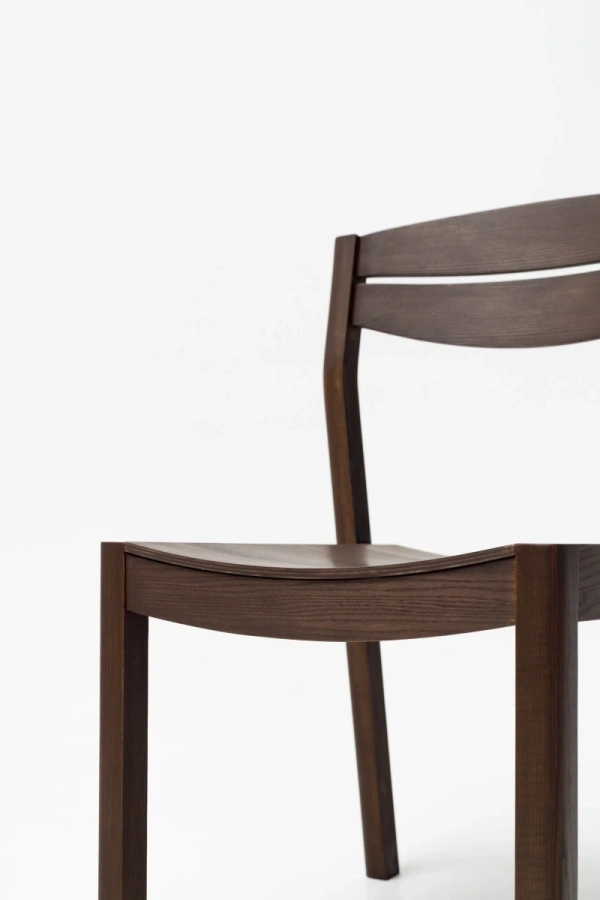 Крупный план стула Луг, детализация текстуры массива дерева и соединений.