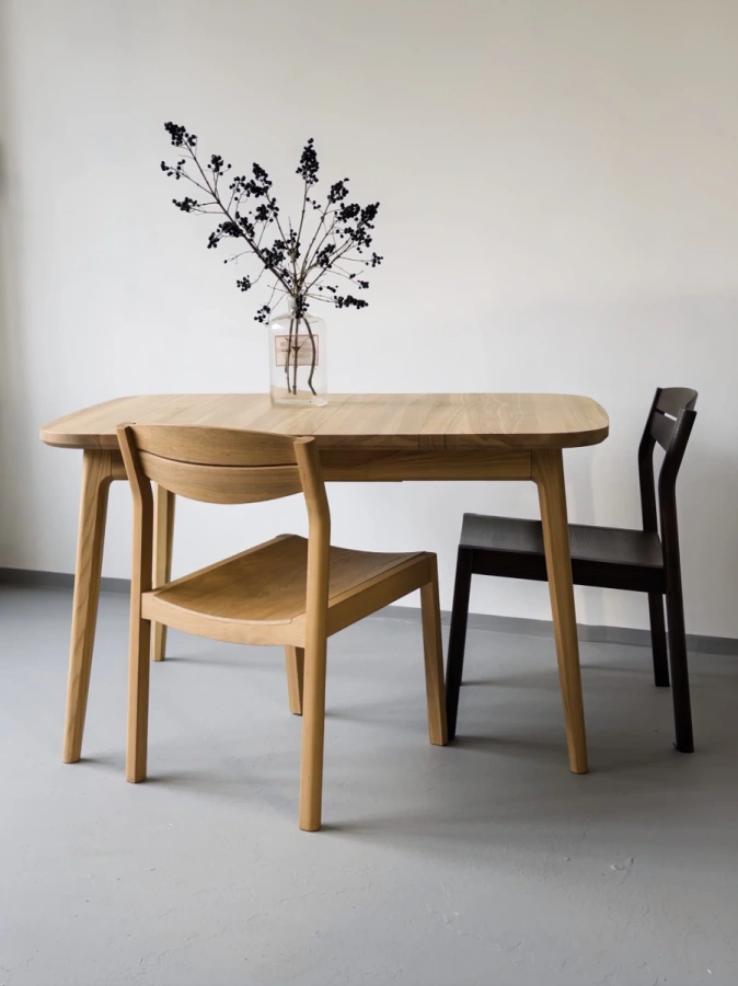 Стол Руан из светлого дерева на кухне в скандинавском стиле, окруженный стульями Луг из массива твердых пород дерева