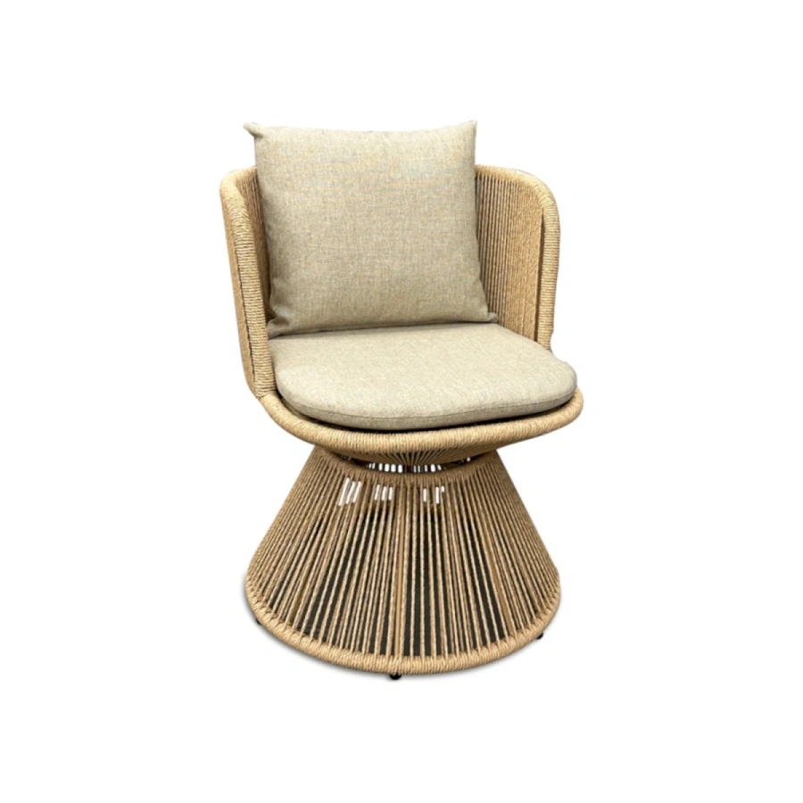 Плетёное кресло из ротанга с вращающимся механизмом Bacara крупным планом