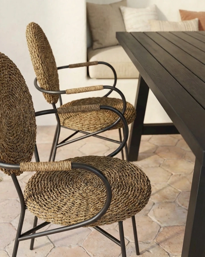 Стул из ротанга с подлокотниками в современной столовой Дуглас