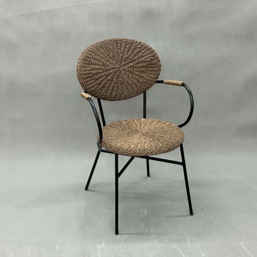 Стул для обеденной зоны из ротанга в стиле бохо на черном металлическом каркасе Джаго