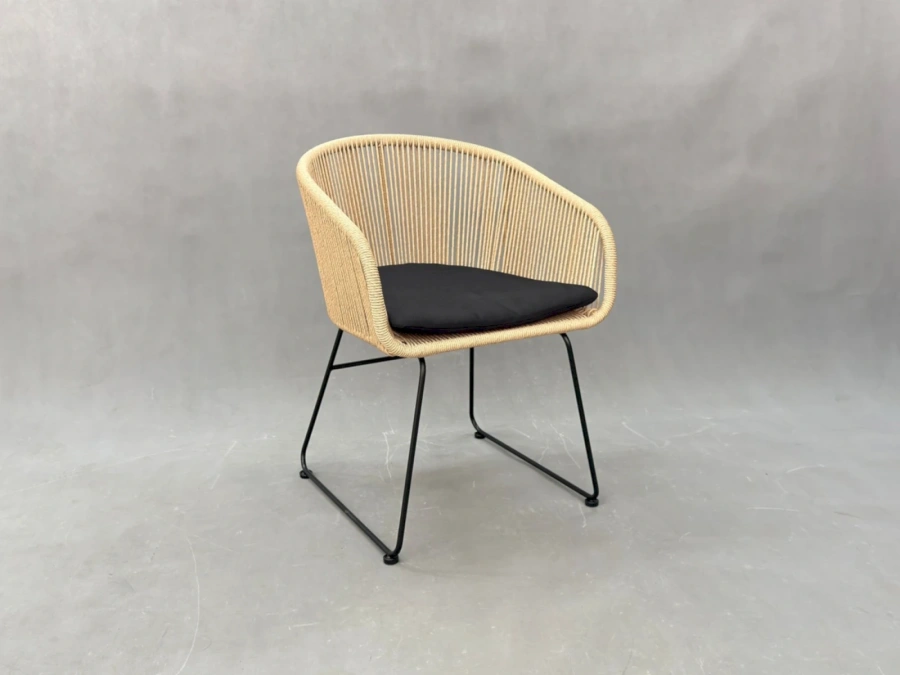 Плетёное кресло из ротанга с подушкой на металлическом каркасе Амбер