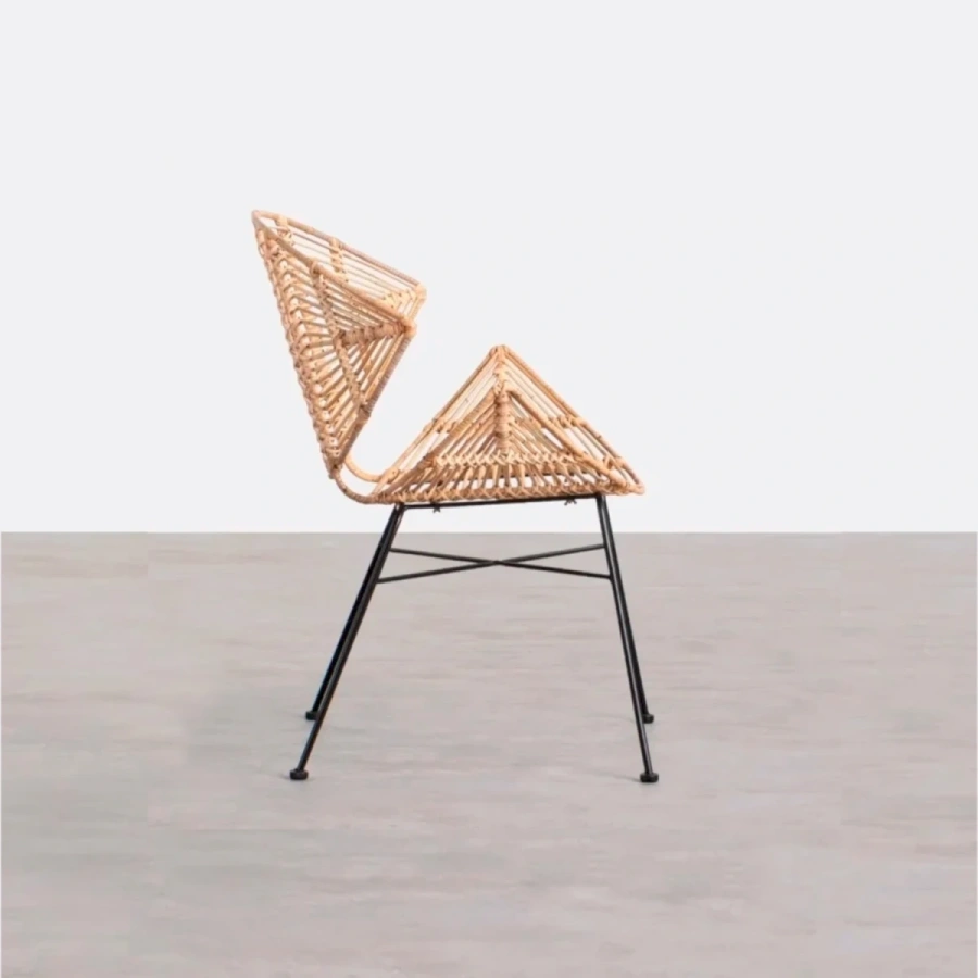 Садовое кресло со спинкой изогнутой формы вид сбоку на фоне зелени