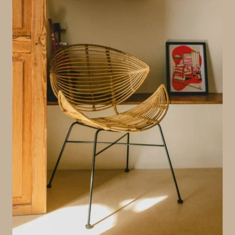 Сферическое плетёное кресло в современной гостиной в стиле бохо у окна