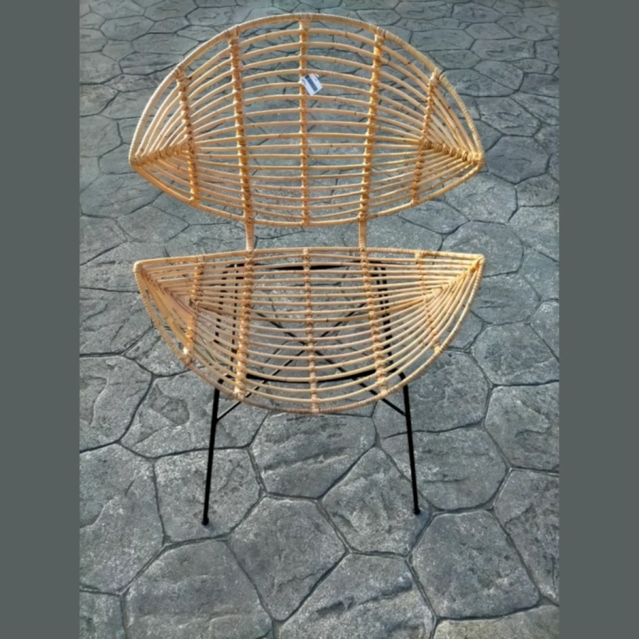 Сферическое плетёное кресло из искусственного ротанга на черном металлическом каркасе вид спереди
