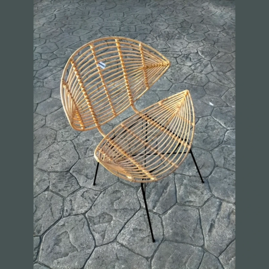 Плетёное кресло из ротанга бежевого цвета для дачи и сада, вид сверху