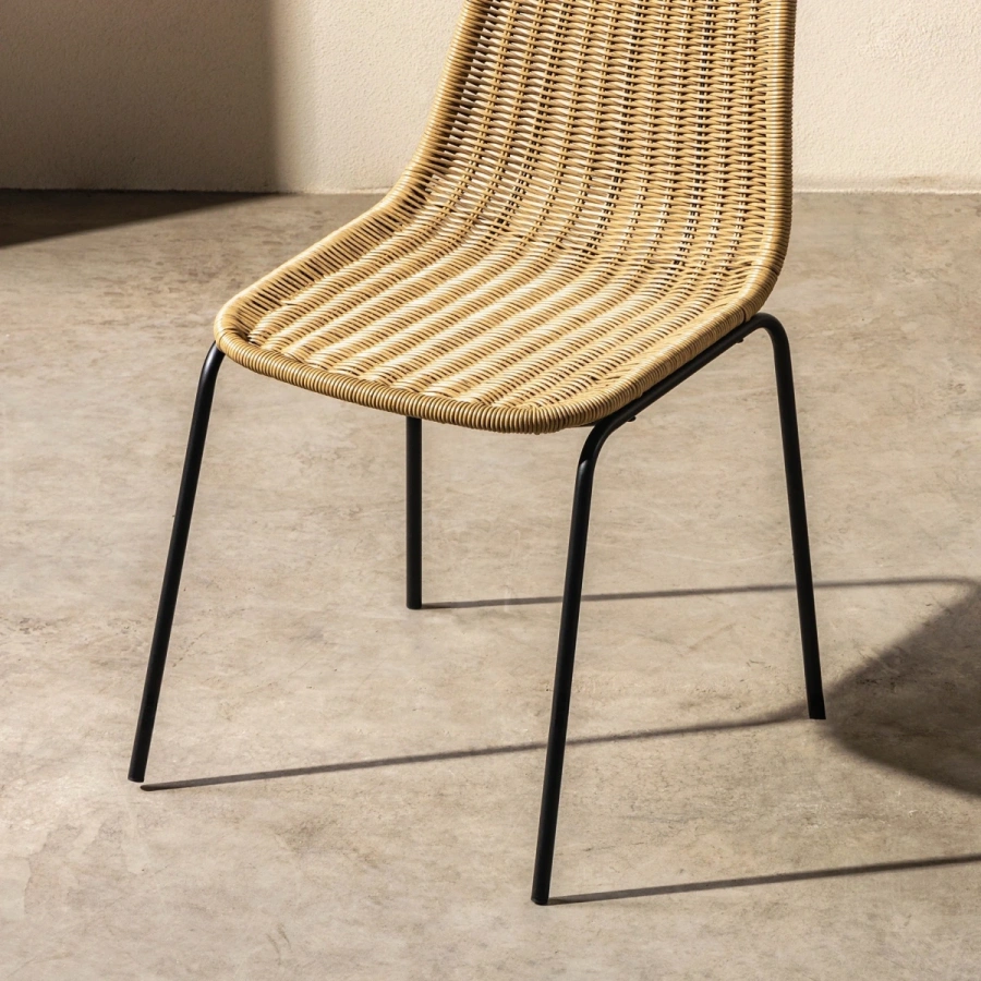 Штабелируемые стулья из искусственного ротанга Рест в интерьере светлой столовой