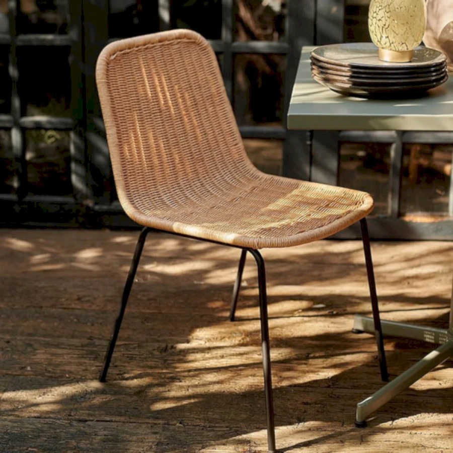 Плетёные стулья для кафе и ресторанов купить в интерьере летней веранды Рест