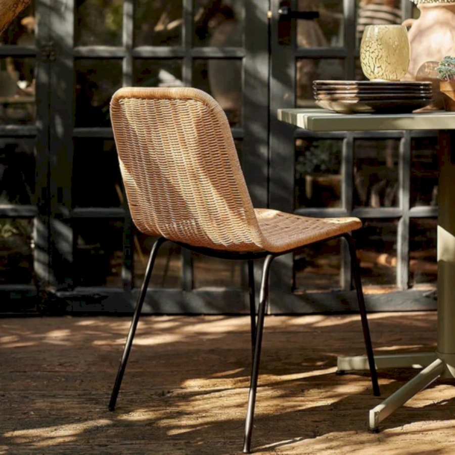 Плетёные стулья для ресторана кафе на открытой террасе с видом на сад Рест