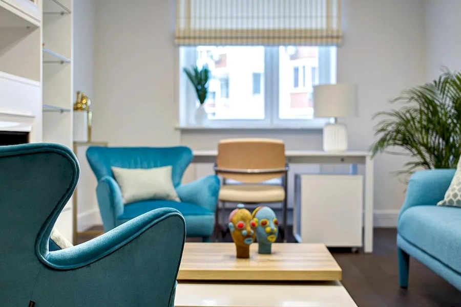 Стул Cassina, кресло Koko и диван Merlini slim в гостиной Ар-деко и Тиффани
