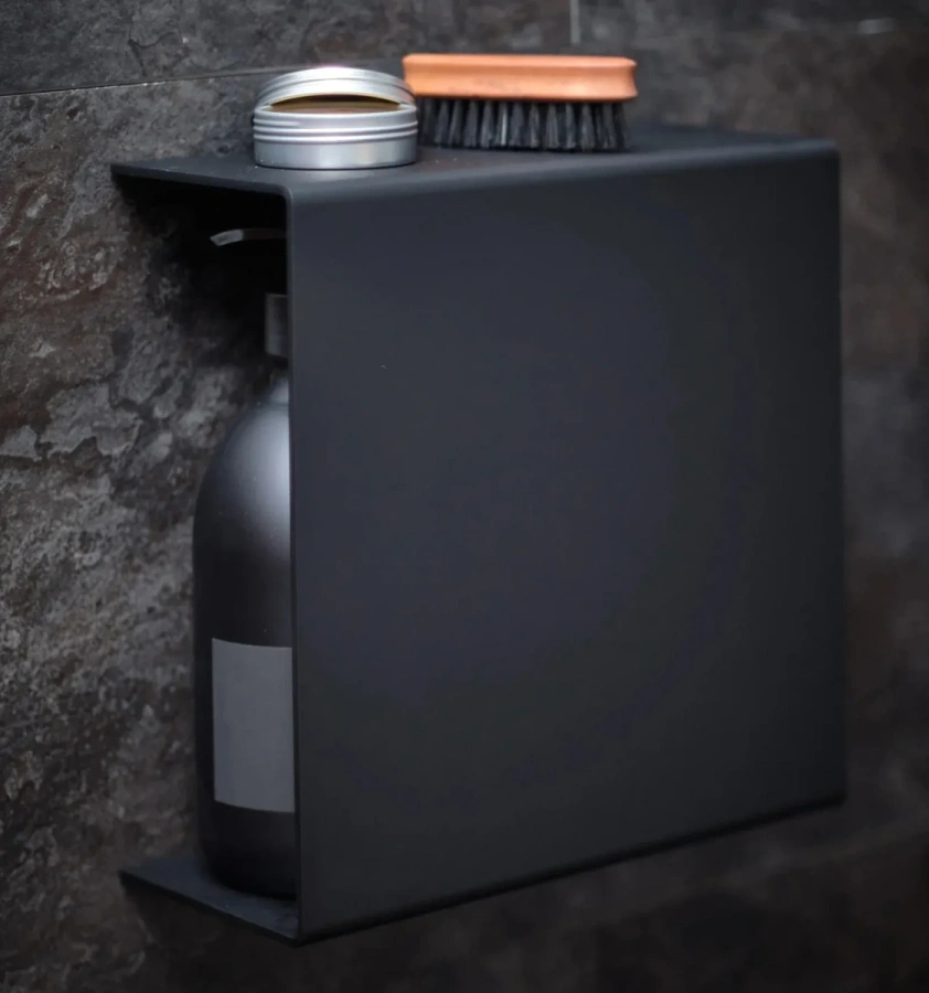 П-образная конструкция полки MyOry Solly надежно удерживает предметы на нижнем ярусе