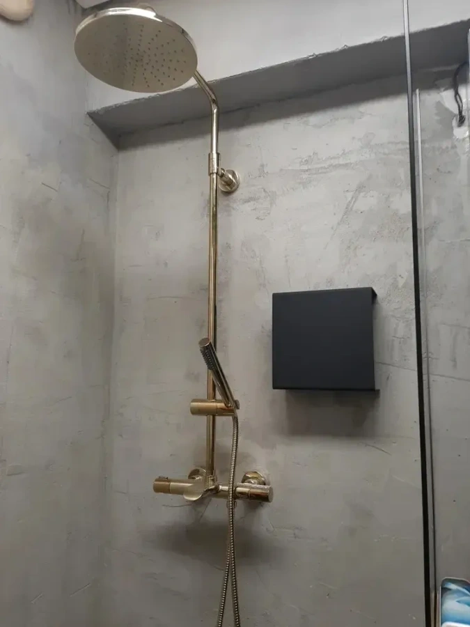 П-образная конструкция полки - решение для активных зон возле раковины или в душевой