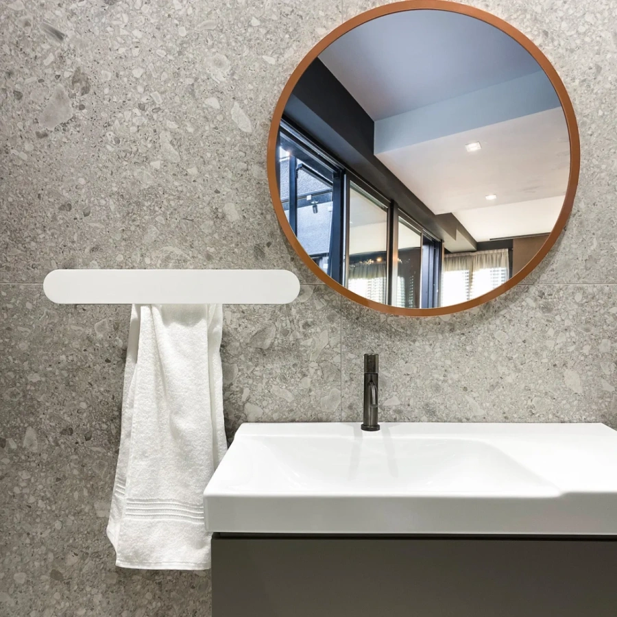 Белая полка в ванной комнате из металла MyOry TowelKing Round с вешалкой для полотенец