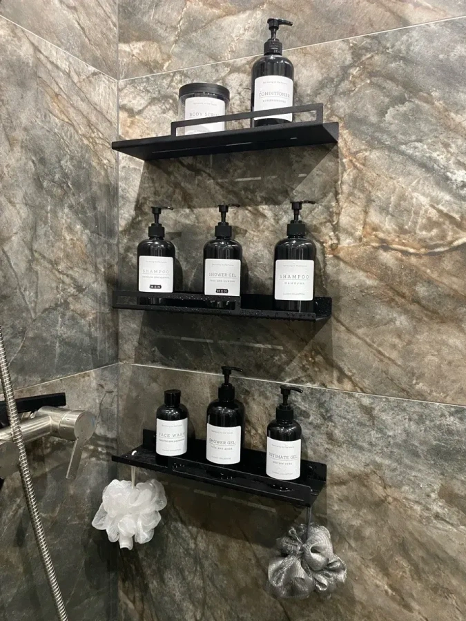 1280-000027-komplekt-iz-3-h-nastennyh-vitrinnyh-metallicheskih-polok-s-bortikami-myory-elegance-02