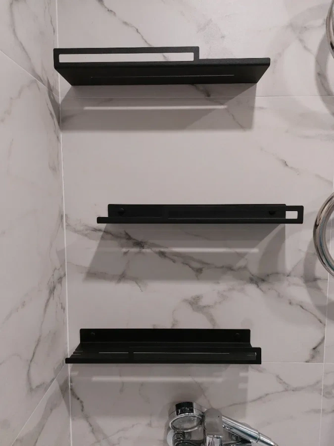 1280-000027-komplekt-iz-3-h-nastennyh-vitrinnyh-metallicheskih-polok-s-bortikami-myory-elegance-03