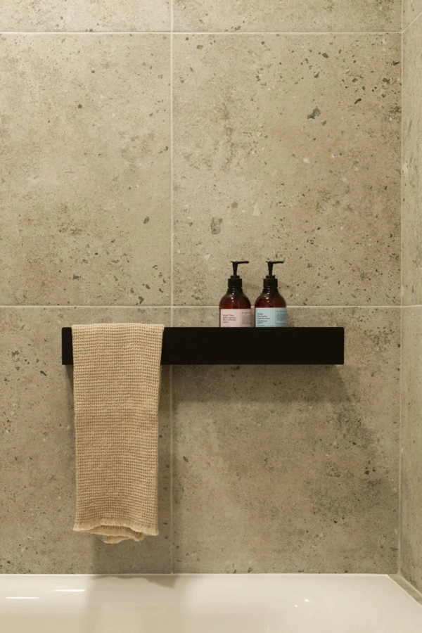 1280-00003-metallicheskaya-polka-myory-towelinv-c-otsekom-dlya-polotenca-09