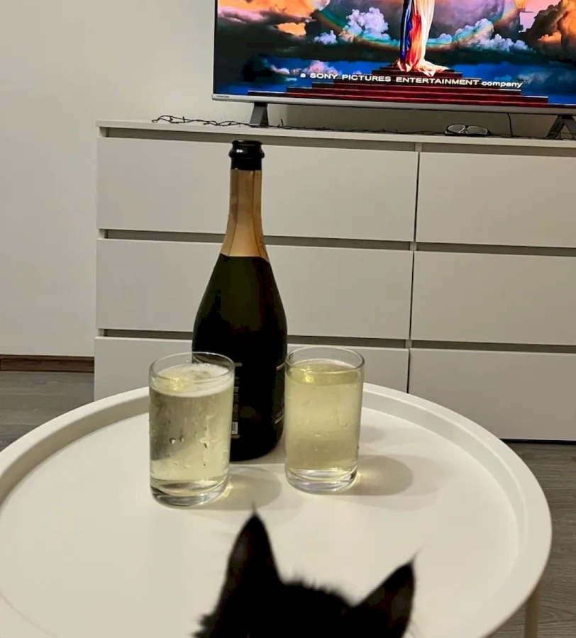 Сервировочный столик MyOry Esto металлический круглый в интерьере гостиной