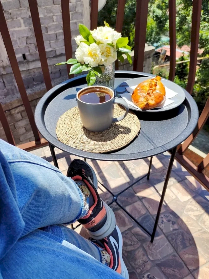 Металлический сервировочный столик MyOry Esto с напитками и закусками на улице