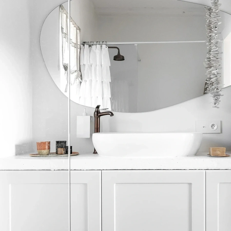 Аксессуар для раковины - держатель для дозатора MyOry Disp в белой ванной комнате