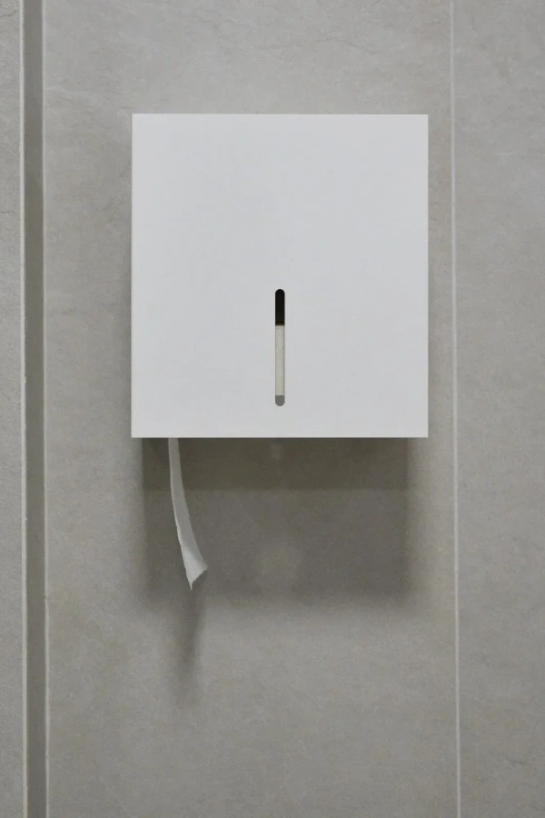 Аккуратный разрез на откидывающейся стенке держателя туалетной бумагипозволяет контролировать расход рулона