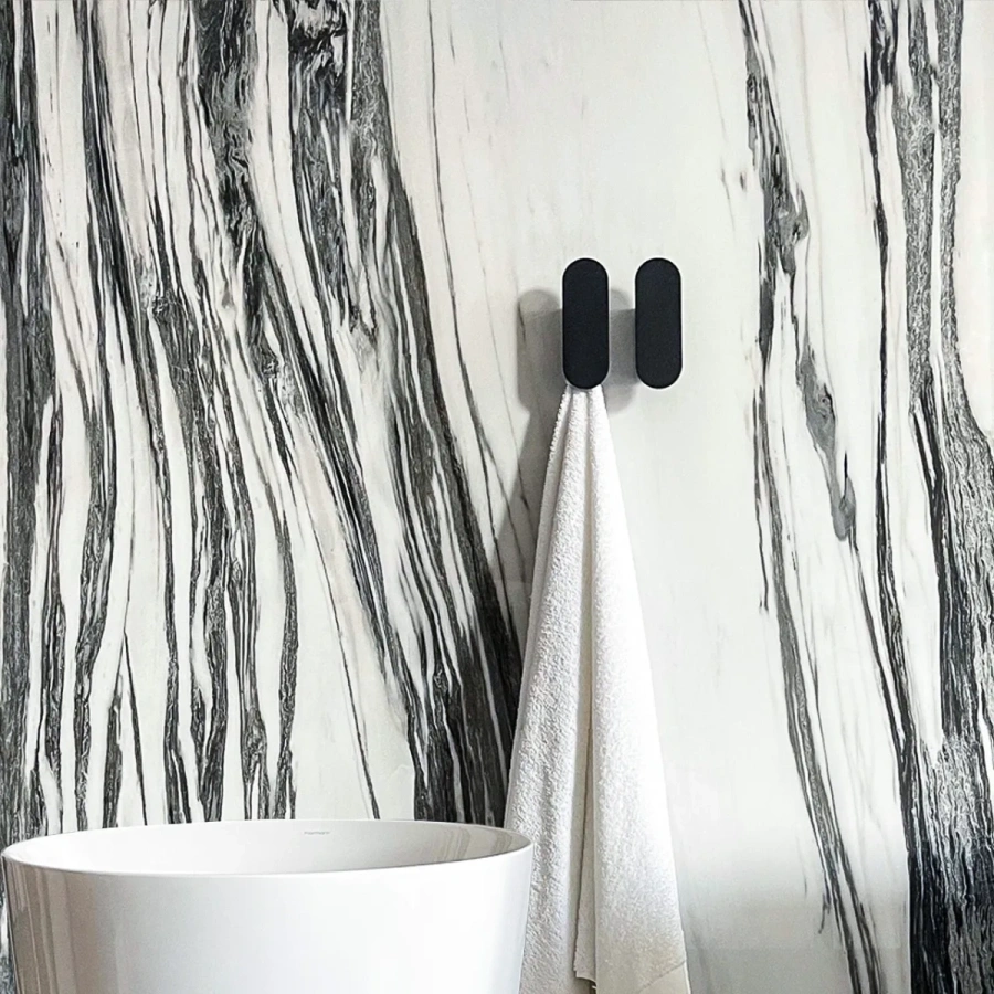 Металлические крючки MyOry Osata Round с полотенцами в интерьере ванной