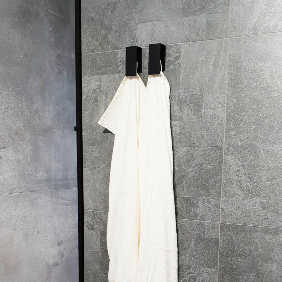 Влагостойкие крючки MyOry Osata для полотенец в интерьере ванной в стиле минимализм