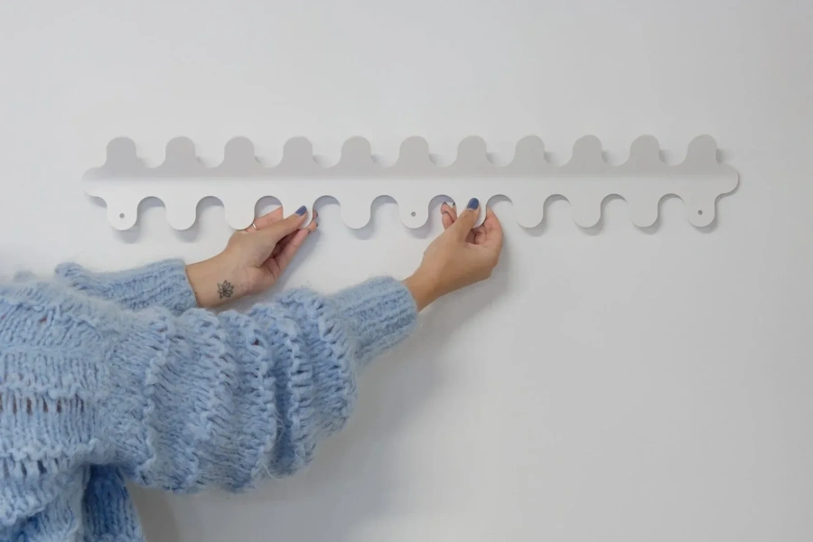 Дизайнерская настенная вешалка белого цвета MyOry Ex Five на 11 крючков длина 430 мм