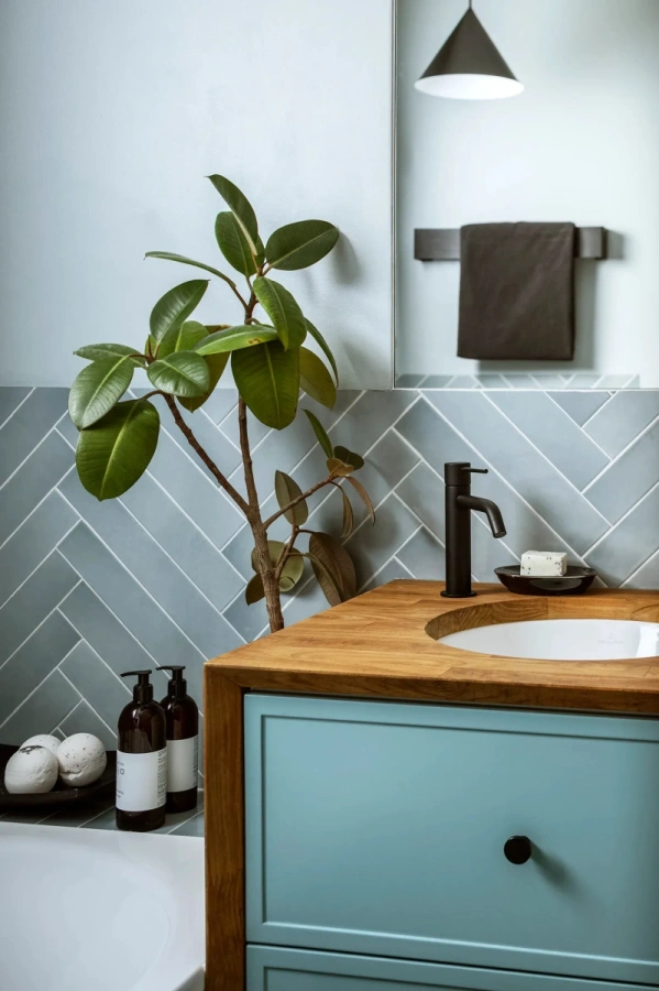 Металлическая вешалка для полотенец над умывальником MyOry TowelOzzy в ванной комнате