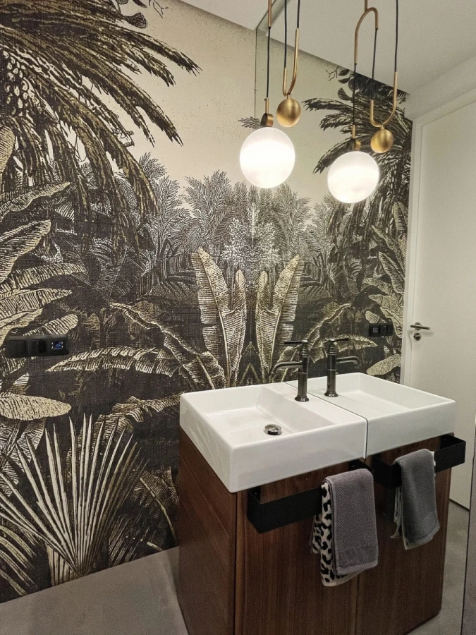 Металлическая вешалка для полотенец MyOry TowelOzzy в ванной комнате на тумбе под умывальник