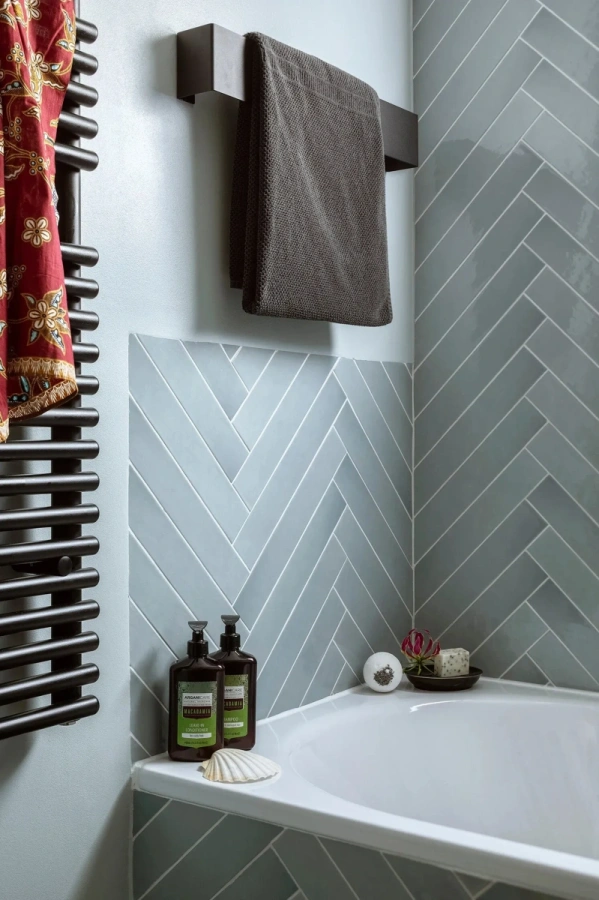 Вешалка TowelOzzy с полотенцами в интерьере современной ванной комнаты