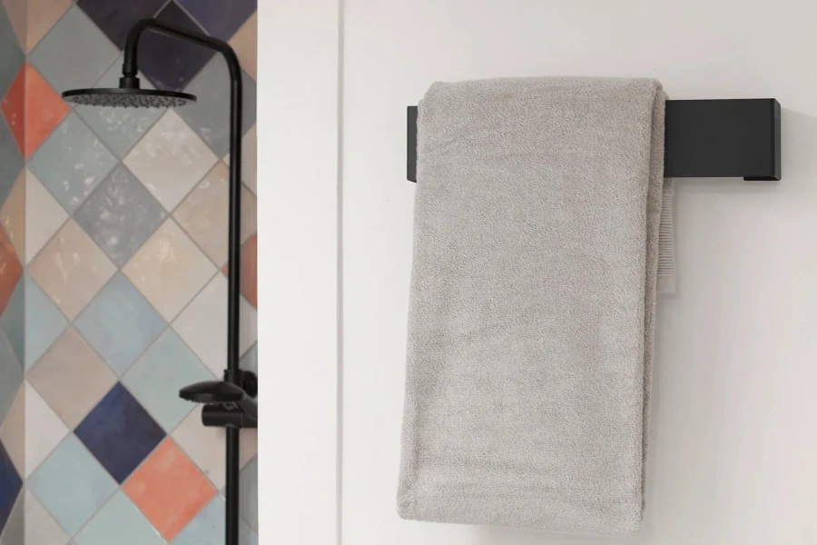 Металлическая вешалка для бани TowelOzzy в помещении сауны