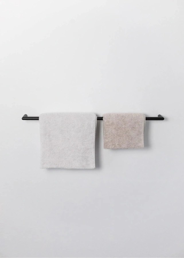 Металлическая вешалка MyOry TowelCon с полотенцами в интерьере ванной комнаты в стиле лофт